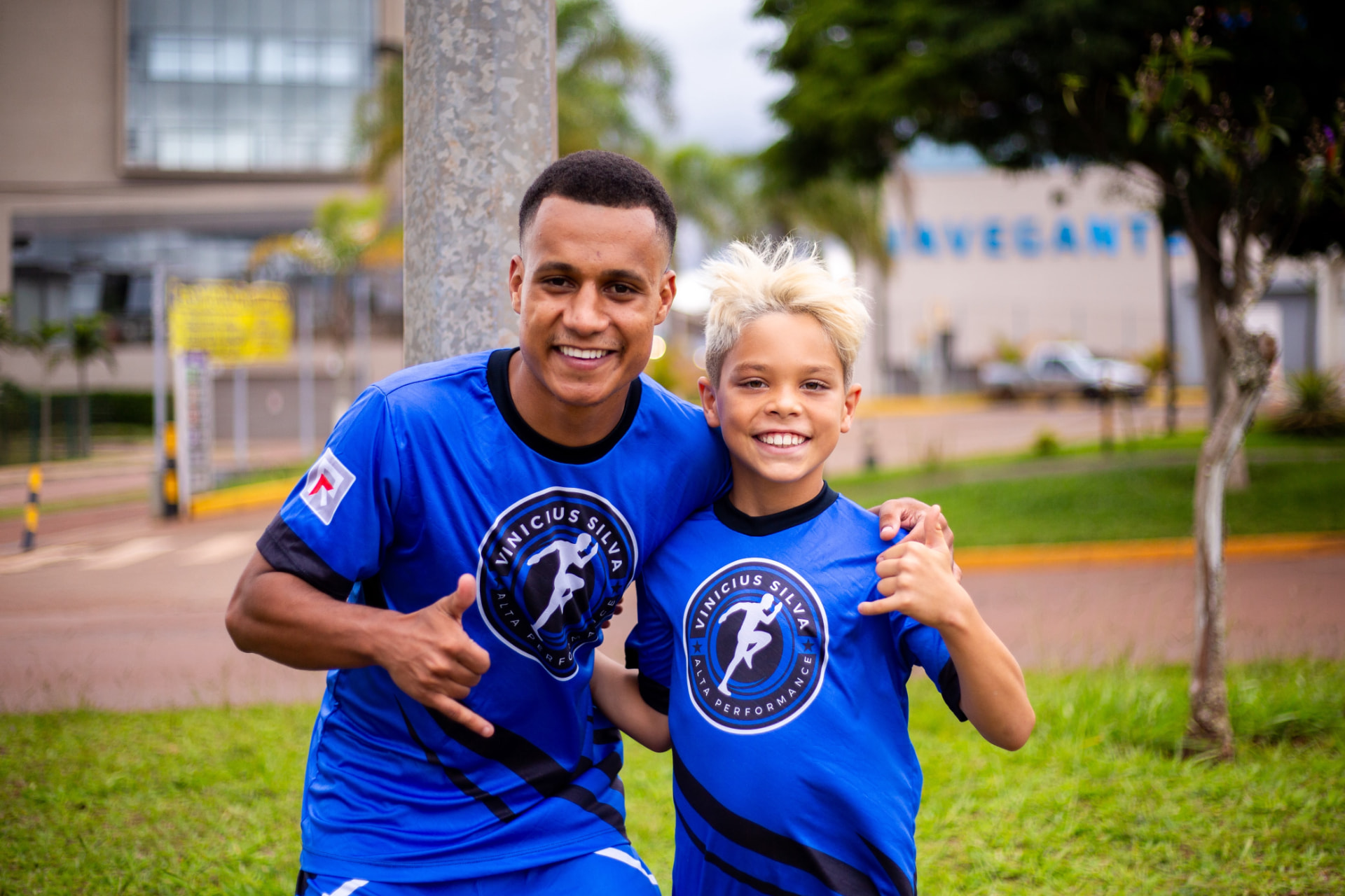 Treinador e aluno com uniforme azul da Vinicius Silva Alta Performance